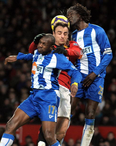 她一邊行走 她一邊行走